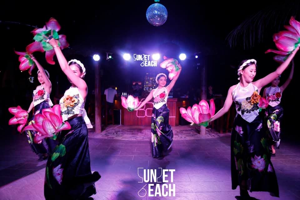 танцы нродов мира на Сансет бич на Фукуоке