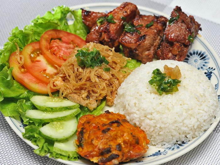 Ком Там - рис с мясом и яйцом - популярное блюдо во Вьетнаме