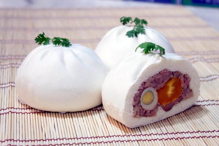 Бан Бао - паровая булочка с мясной начинкой и яйцом
